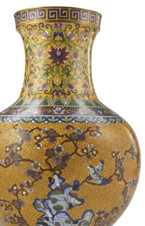 A large enamel cloisonné vase with floral and bird decoration - фото 4