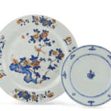 Two porcelain dishes one with imari decoration and one blue and white porcelain - photo 1