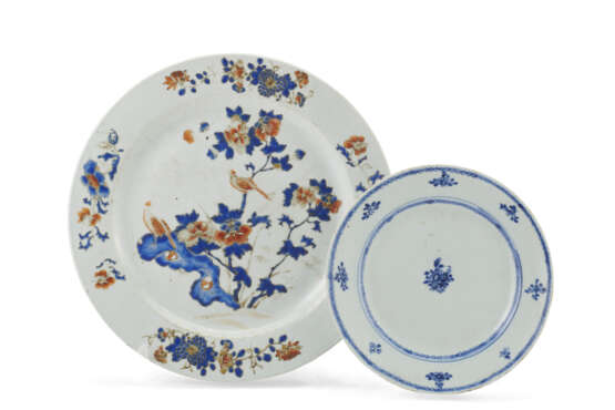 Two porcelain dishes one with imari decoration and one blue and white porcelain - photo 1