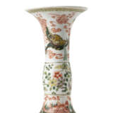 A porcelain beaker vase with fishes and dragons - Foto 1
