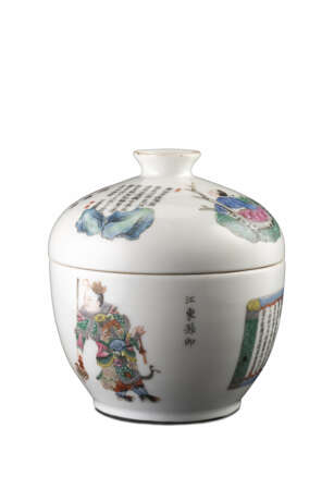 A Famille rose bowl and cover decorated with legendery figures of the Wu Shuang Pu - Foto 1