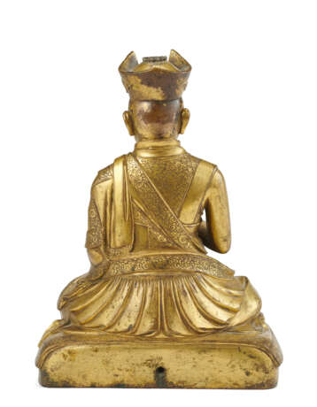 A Tibetan-Chinese gilt bronze figure of Lama - photo 2