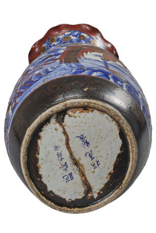 A large lacquered blue and white Arita vase - photo 2