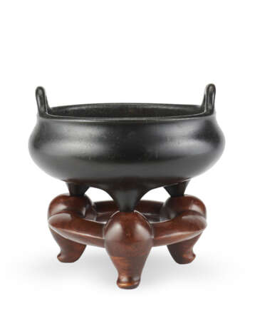 A tripod bronze censer on a wood base - photo 1