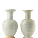A pair of small Qingbai vases - Foto 1