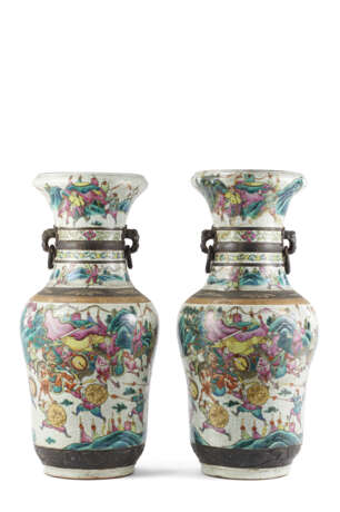 Pair of polychrome porcelain vases decorated with battle scenes in a mountain landscape, bearing the apocryphal mark - Foto 1