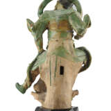 A Sancai glazed cermic figure of a Guandi - фото 2