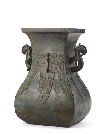 A bronze arcaistic vase - photo 1