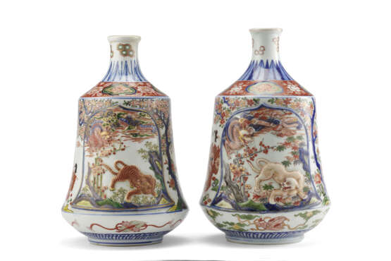 Two Imari porcelain vases with relief animal figures - фото 1