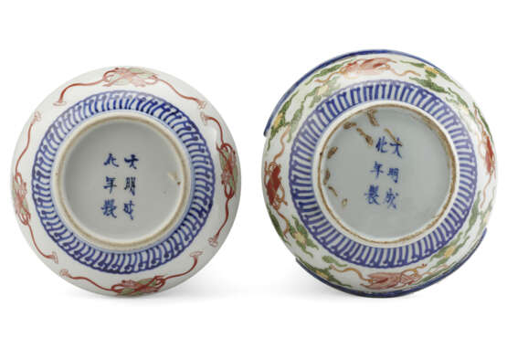 Two Imari porcelain vases with relief animal figures - фото 2