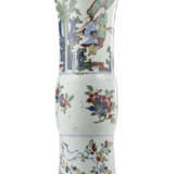 A Famille vert beaker vase with flower and figural motives - фото 2