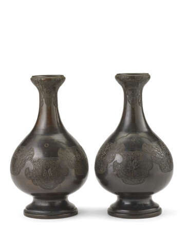 A pair of pearshaped bronze vase with lotus decoration - фото 1