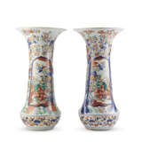 A pair of japanese porcelain vase with relief figure decoration - Foto 1