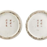 A pair of japanese porcelain vase with relief figure decoration - Foto 2