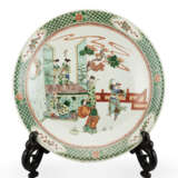 A large porcelain Famille Verte dish - photo 1