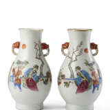 A pair of famille rose porcelain vases decorated with figures - фото 1