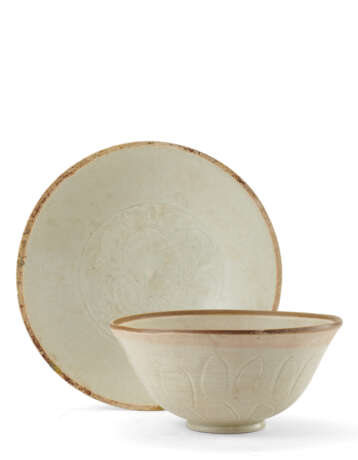 A Qingbai porcelain bowl and a dish decorated with flower motifs - фото 1