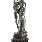 A spinach colored nephrite jade model of a lady wearing long robes, with wood base - Foto 1