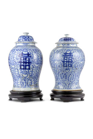 Two blue and white porcelain potiches - photo 1