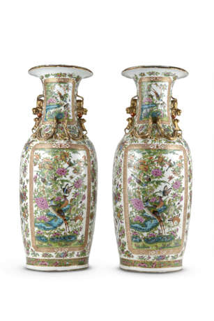 A pair of Famille Rose porcelain vases - photo 1