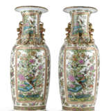 A pair of Famille Rose porcelain vases - photo 1