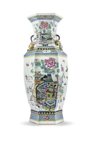 An exagonal Famille Rose porcelain vase with phoenix and flower decoration - Foto 2