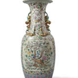 A Famille Rose balauster vase the ground with flower decoration and with panel decorated with birds - Foto 1