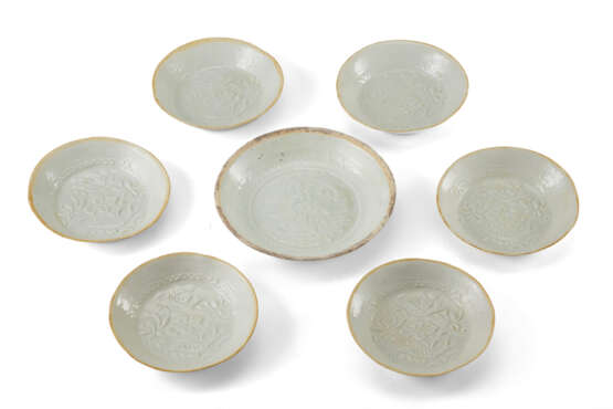 Seven Qingbai porcelain molded dishes with flower decoration - фото 1