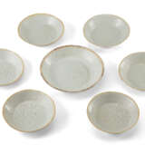 Seven Qingbai porcelain molded dishes with flower decoration - Foto 1