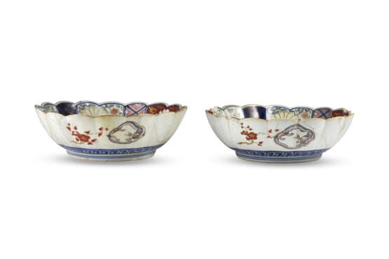 Two Imari porcelain bowls - фото 1