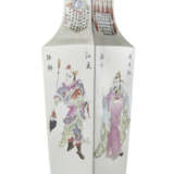 A famille rose square vase with figures decoration - Foto 1
