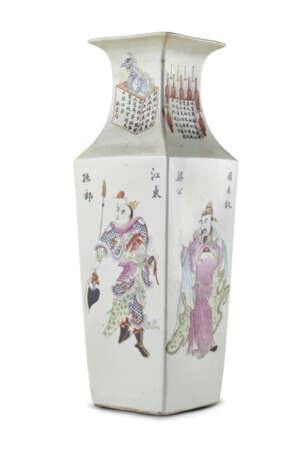 A famille rose square vase with figures decoration - photo 1