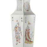 A famille rose square vase with figures decoration - Foto 2