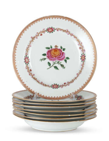 A lot of eight Famille Rose porcelain dish - фото 1