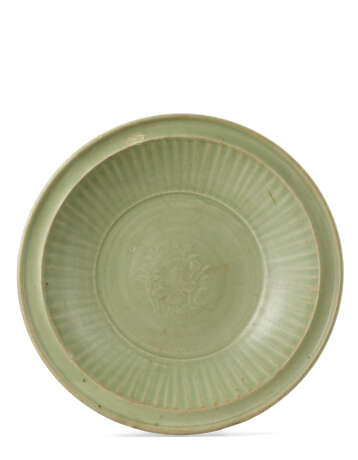 A Longquan celadon glazed dish - фото 1