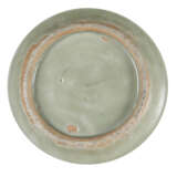 A Longquan celadon glazed dish - фото 2