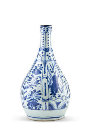 A kraak blue and white bottle porcelain vase decorated with floral motifs - фото 1