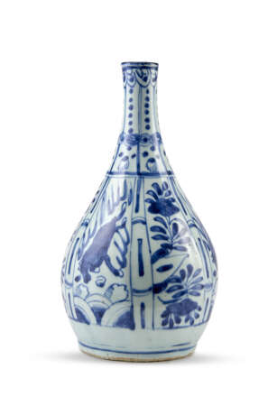 A kraak blue and white bottle porcelain vase decorated with floral motifs - фото 2