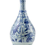 A kraak blue and white bottle porcelain vase decorated with floral motifs - фото 2