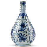 A Kraak blue and white bottle vase - фото 1