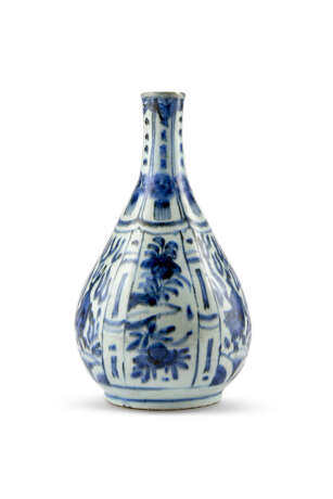 A Kraak blue and white bottle vase - photo 1
