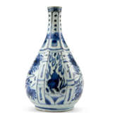 A Kraak blue and white bottle vase - фото 2