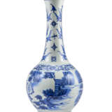 A blue and white porcelain vase the body decorated with an official and attendats in procession, the neck with stylised tulips - Foto 2