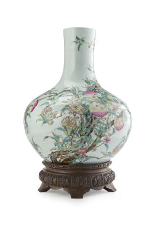 A large tianqiuping, Famille Rose nine peaches porcelain vase - фото 1