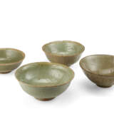 Four Longquan celadon bowls - фото 1