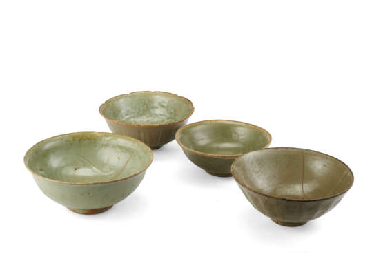 Four Longquan celadon bowls - фото 2