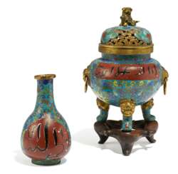 Weihrauchbrenner und Vase mit arabischer Inschrift