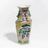 Sechseckige Vase mit Löwen-Henkeln - фото 1