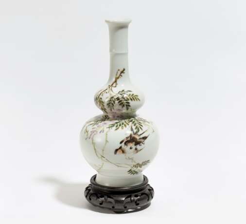 Doppelkürbis-Vase mit Glyzinien und Schwalben - Foto 1