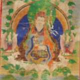 Kleines Thangka des Padmasambhava mit seinen beiden Gefährtinnen - фото 1